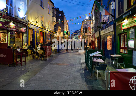 Im Zentrum von Galway ist abends viel los mit vielen Restaurants, Bars und Cafes, viele auf der Straße Stockfoto