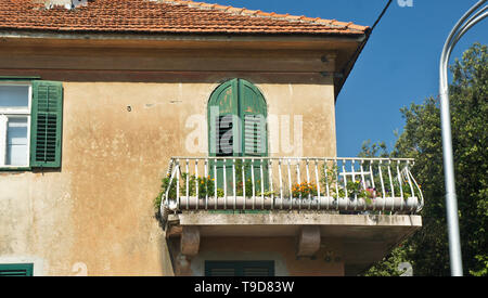 Haus aus Stein mit Fenster und Balkon in der Straße der alten Stadt, schöne Architektur, sonnigen Tag, Split Stockfoto