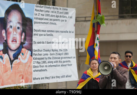 Tibeter und Unterstützer Protest in der Nähe der Chinesischen Botschaft in Paris, gegen die Entführung des elften Panchen Lama. Gedhun Chöky Nyima wurde durch den Dalai Lama als den elften Panchen Lama am 14. Mai 1995 im Alter von sechs Jahren anerkannt. Drei Tage später, am 17. Mai wird er zusammen mit seinen Eltern vermisst. Geworbene als "Tibets gestohlenes Kind", er ist der jüngste politische Gefangene der Welt. Stockfoto