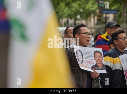 Tibeter und Unterstützer Protest in der Nähe der Chinesischen Botschaft in Paris, gegen die Entführung des elften Panchen Lama. Gedhun Chöky Nyima wurde durch den Dalai Lama als den elften Panchen Lama am 14. Mai 1995 im Alter von sechs Jahren anerkannt. Drei Tage später, am 17. Mai wird er zusammen mit seinen Eltern vermisst. Geworbene als "Tibets gestohlenes Kind", er ist der jüngste politische Gefangene der Welt. Stockfoto