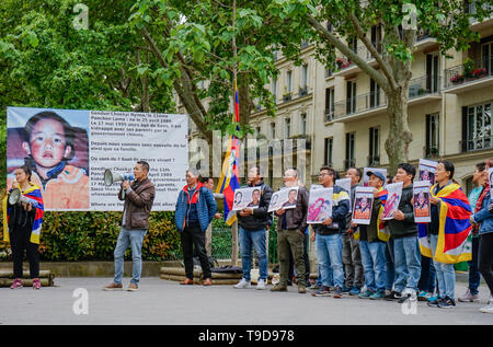 Tibeter und Unterstützer Protest in der Nähe der Chinesischen Botschaft in Paris, gegen die Entführung des elften Panchen Lama. Gedhun Chöky Nyima wurde durch den Dalai Lama als den elften Panchen Lama am 14. Mai 1995 im Alter von sechs Jahren anerkannt. Drei Tage später, am 17. Mai wird er zusammen mit seinen Eltern vermisst. Geworbene als "Tibets gestohlenes Kind", er ist der jüngste politische Gefangene der Welt. Stockfoto