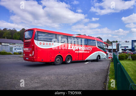 Bus Eireann Expressway Trainer verlassen Letterkenny Busbahnhof Stockfoto