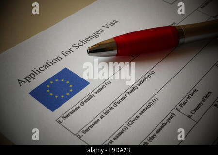 EU Schengen Visa Application Form mit einem Stift zum Ausfüllen. Dokument für die Einreise in die Europäische Union. Stockfoto