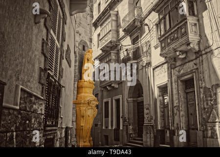 Alte Straßen in Bormla Cospicua, Malta in Schwarzweiß. Stockfoto