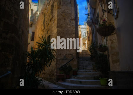 An der Kreuzung mit Vintage Gebäude und Straßen in Cospicua, Malta Stockfoto