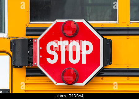 Nahaufnahme eines Octagon geformten roten Stoppschild mit Signal leuchtet auf einem School Bus Stockfoto