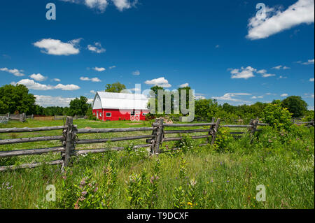 rote Scheune und Zaun Limoges Ontario Kanada Stockfoto