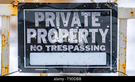 Panorama Nahaufnahme eines verwitterten Schild mit der Aufschrift Privateigentum nicht betreten Stockfoto