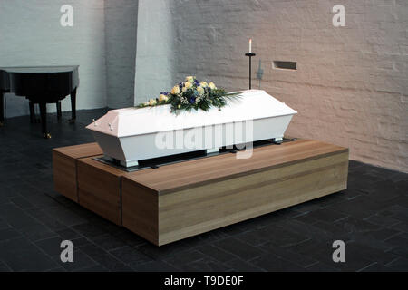 Traditionelle finnische Schatulle in moderner Trauerkapelle Stockfoto