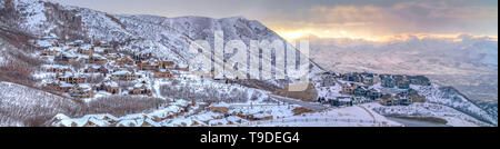 Wohngebiet auf einem Berg gebaut, bedeckt mit Schnee im Winter Stockfoto