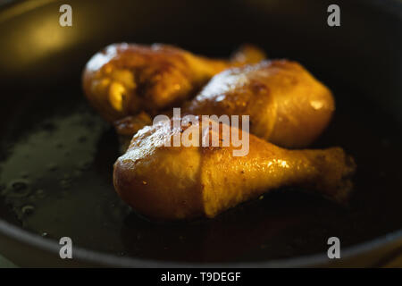 Chicken Drumsticks auf einer Pfanne Close Up, Lebensmittel Stockfoto