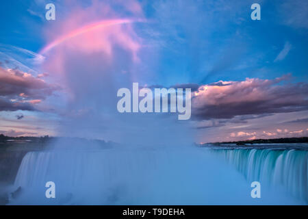 Nebel im Morgengrauen über Niagara Fall Niagara Falls Ontario Kanada Stockfoto