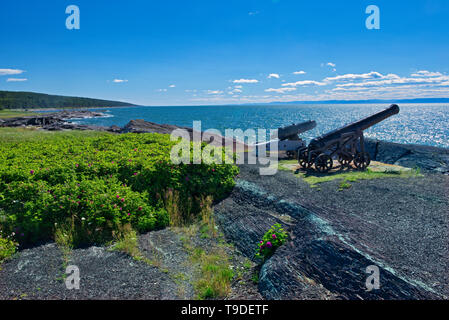 Canones neben dem Leuchtturm auf der Insel Isle-Verte auf dem St. Lawrence River L'Isle-Verte L'Isle-Verte Quebec Kanada Stockfoto