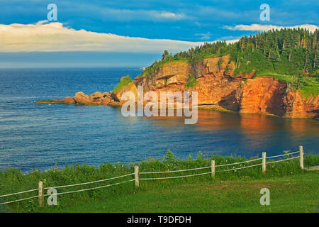 Die Insel Bonaventure im Atlantischen Ozean am Ende des Gaspe Halbinsel. Parc national de l'Île-Bonaventure-et-du-Rochre-Percé. Dies ist ein provinzieller Parc, keine echte Bund Park, Quebec, Kanada Stockfoto