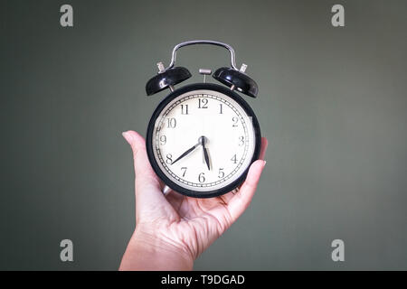 Hand ein Wecker oder Zeit Konzept Stockfoto