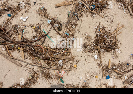 Lomok, Indonesien - 2. Februar 2019 Kunststoffabfälle an einem einsamen Strand in der Nähe von Kuta Lombok, Indonesien Stockfoto