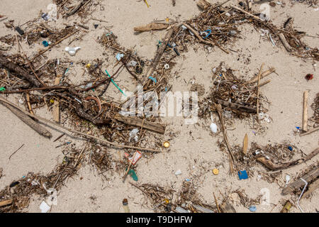 Lomok, Indonesien - 2. Februar 2019 Kunststoffabfälle an einem einsamen Strand in der Nähe von Kuta Lombok, Indonesien Stockfoto