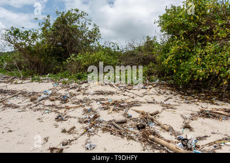 Lomok, Indonesien - 2. Februar 2019 Kunststoffabfälle an einem einsamen Strand in der Nähe von Kuta Lombok, Indonesien Stockfoto