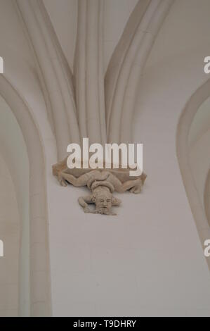 Dezember 26, 2013. Skulptur von einem Goblin halten Sie die Bögen in der Kirche von San Pedro Dating Im XIV Jahrhundert in Teruel. Huesca, Aragón, Spanien. Tra Stockfoto