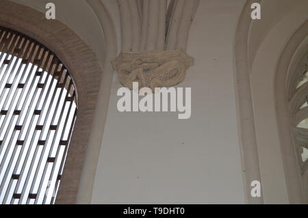 Dezember 26, 2013. Skulptur von Dragon halten Sie die Bögen in der Kirche von San Pedro Dating Im XIV Jahrhundert in Teruel. Huesca, Aragón, Spanien. Trave Stockfoto