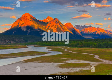 Wolken in Abraham See bei Sonnenaufgang reflektiert. Die Kanadischen Rocky Mountains. David Thompson Highway Alberta Kanada Stockfoto