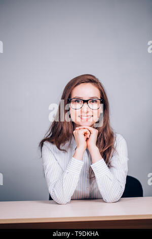 Erfolgreiche happy business Frau mit charmanten Lächeln an Kamera suchen Stockfoto