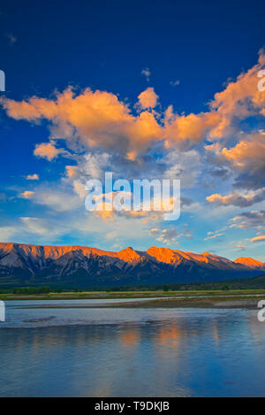 Wolken in Abraham See bei Sonnenaufgang reflektiert. Die Kanadischen Rocky Mountains. David Thompson Highway Alberta Kanada Stockfoto