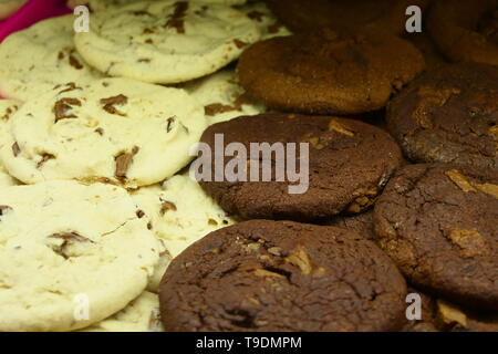 Braune und weiße choco Cookies, lecker Keks Schokolade Gebäck, serviert auf einem Teller Stockfoto