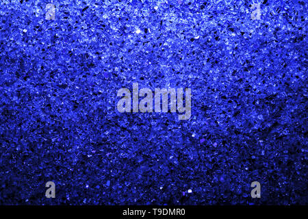 Dunkle abstrakt blau Hintergrund von Steinen und glänzenden Kristall Stockfoto