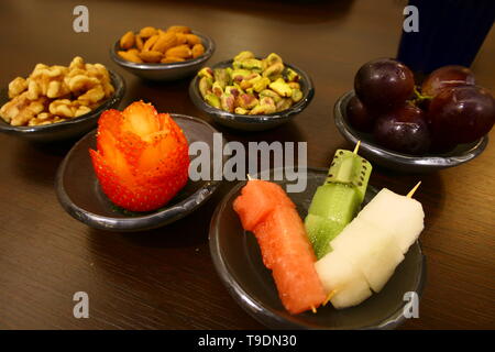 Schalen mit einem Mix aus verschiedenen Nüssen und Früchten. Stockfoto