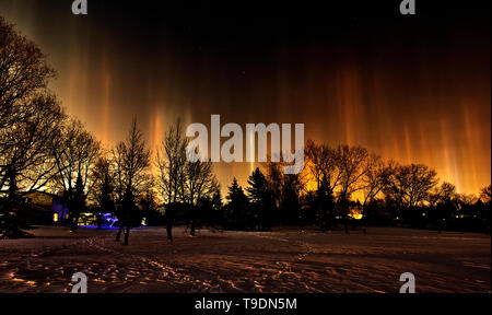 Light Säulen aus künstlichen Lichtquellen. Southdale Nachbarschaft, Winnipeg, Manitoba, Kanada Stockfoto