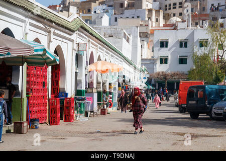 Unbekannte Menschen zu Fuß entlang der Hauptstraße von Moulay Idriss an einem sonnigen Tag. Moulay Idriss Zerhoun, Marokko. Stockfoto