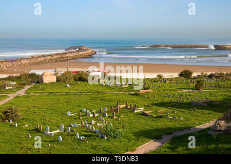 Friedhof mit Gräbern und Grabsteinen, mit Gras an der Küste des Atlantiks und der Mündung des Flusses Bou Regreg. Rabat, Marokko. Stockfoto