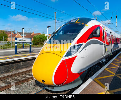 Grantham, Lincolnshire, England. Der London North Eastern Railway (LNER) Azuma Personenzug hält in Grantham Station an der Ostküste Route. Azuma Züge kam im Mai 2019 von King's Cross in London nach Yorkshire. Stockfoto