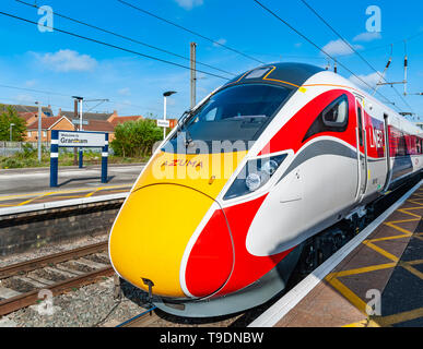 Grantham, Lincolnshire, England. Der London North Eastern Railway (LNER) Azuma Personenzug hält in Grantham Station an der Ostküste Route. Azuma Züge kam im Mai 2019 von King's Cross in London nach Yorkshire. Stockfoto