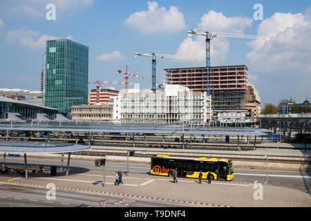 Busbahnhof, Utrecht Centraal Station, NS-Zentrale und den Bau der Wohnanlage "Het Platform'. Utrecht, Niederlande. Stockfoto