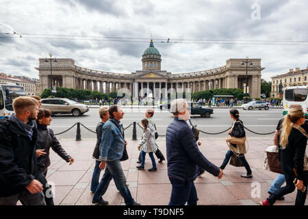 Menschen zu Fuß entlang der Nevksy Perspektive mit der Kazanskiy Kafedralniy Sobor (Kasaner Kathedrale) im Hintergrund. St. Petersburg, Russland Stockfoto