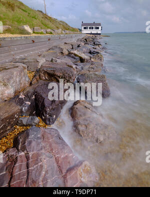 Lepe, UK - April 7, 2019: Blick über den Strand in Richtung Old Coast Guard Watch House in Lepe im New Forest National Park, Hampshire, Großbritannien Stockfoto