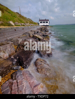 Lepe, UK - April 7, 2019: Blick über den Strand in Richtung Old Coast Guard Watch House in Lepe im New Forest National Park, Hampshire, Großbritannien Stockfoto