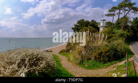 Lepe, UK - April 7, 2019: Die Millenium Rundumleuchte an der Küste in Lepe im New Forest National Park, Hampshire, Großbritannien Stockfoto