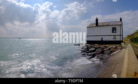 Lepe, UK - April 7, 2019: The Old Coast Guard watch Hütten auf das Vorland des New Forest National Park in Hampshire, Großbritannien Stockfoto