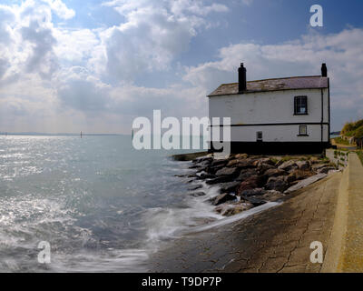 Lepe, UK - April 7, 2019: The Old Coast Guard watch Hütten auf das Vorland des New Forest National Park in Hampshire, Großbritannien Stockfoto