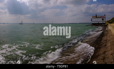 Lepe, UK - April 7, 2019: The Old Coast Guard watch Hütten auf das Vorland des New Forest National Park in Hampshire, Großbritannien Stockfoto