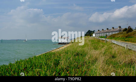 Lepe, UK - April 7, 2019: The Old Coast Guard watch Hütten auf das Vorland des New Forest National Park in Hampshire, Großbritannien Stockfoto