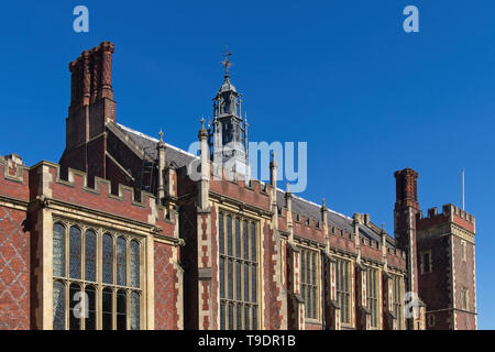 Fassade der großen Halle, ehrenwerten Gesellschaft von Lincoln's Inn gegen den blauen Himmel. Stockfoto