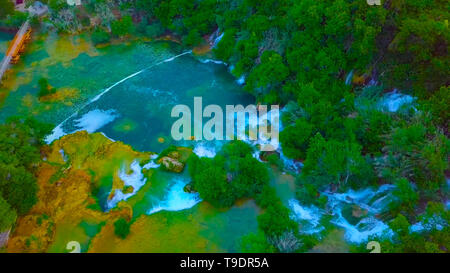 Aus der Vogelperspektive Kroatien, Europa; im letzten Sonnenlicht leuchtet das reine Wasser Wasserfall auf den Nationalpark Plitvice. Farbenfrohe Frühling Panorama der Grünen für Stockfoto