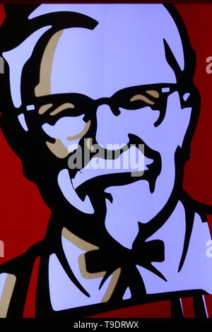 RIYADH, Saudi-Arabien - 18. Dezember 2018: Das Logo der amerikanischen Restaurantkette Kentucky Fried Chicken, kurze Namen KFC Stockfoto