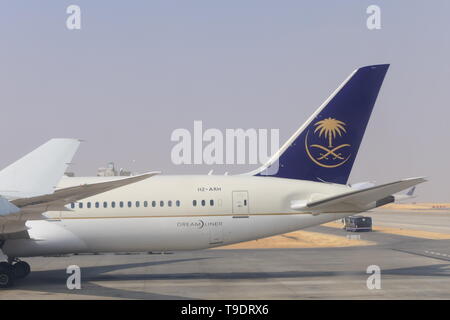 RIYADH, Saudi-Arabien - 19 Dezember, 2018: eine Boeing 787-9 Dreamliner der Saudi Arabian Airlines, kurz (Saudi) auf den Bereich des Riad Flughafen geparkt Stockfoto