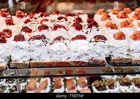 Mozzarella Tapas. Mini Sandwiches essen. leckeren Imbiss, Snack, Tapas. traditionellen spanischen Tapas zum Mittagessen. Madrid, Spanien. Stockfoto