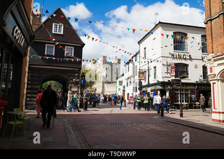 Rochester, Kent. UK, Rochester High Street und Rochester Castle einiges los, wie die jährlichen sweeps Festival unterwegs erhält. Stockfoto